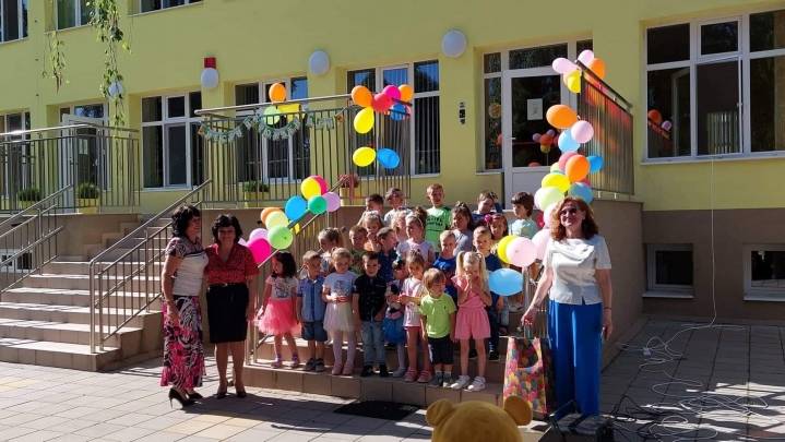Рожден ден на група „Мечо Пух” – пъстра въртележка от детски песни, танци и игри се завъртя в двора на детската градина  заедно с любимия приказен герой Мечо Пух. 