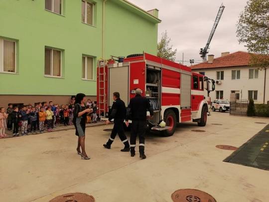 Практическо занятие по пожарна безопасност на тема: „Евакуация на децата и личния състав при възникване на пожар вследствие на късо съединение в мрежата”. 